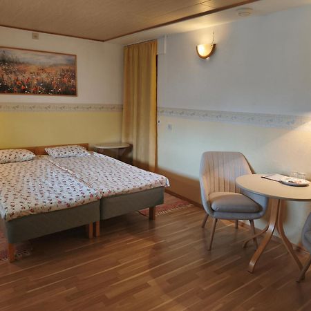 Paerna Guesthouse & Apartments 쿠레사아레 외부 사진