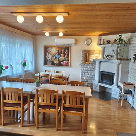 Paerna Guesthouse & Apartments 쿠레사아레 외부 사진