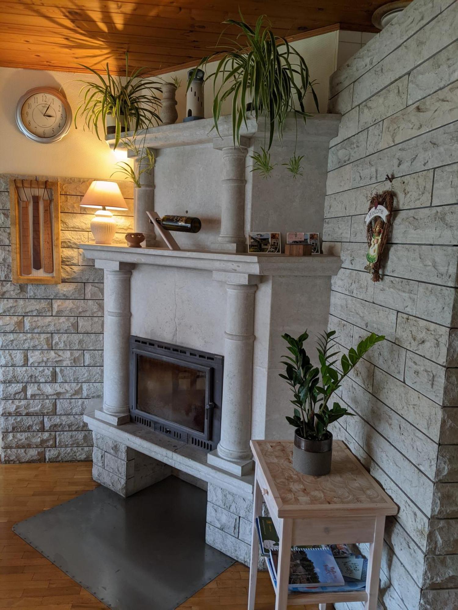 Paerna Guesthouse & Apartments 쿠레사아레 외부 사진