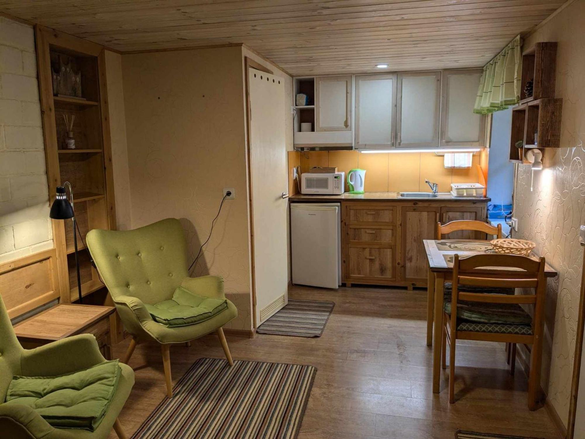 Paerna Guesthouse & Apartments 쿠레사아레 외부 사진
