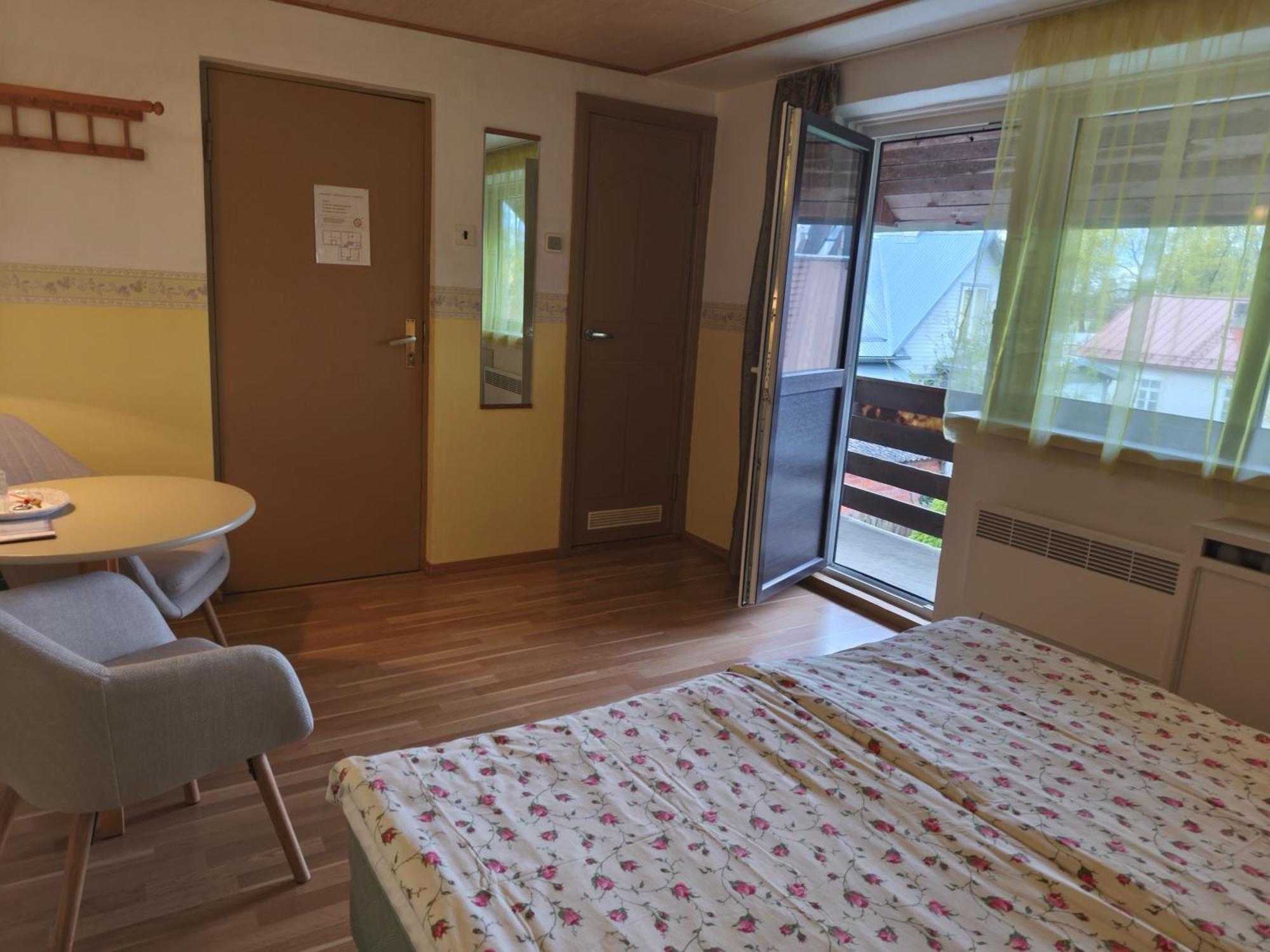 Paerna Guesthouse & Apartments 쿠레사아레 외부 사진