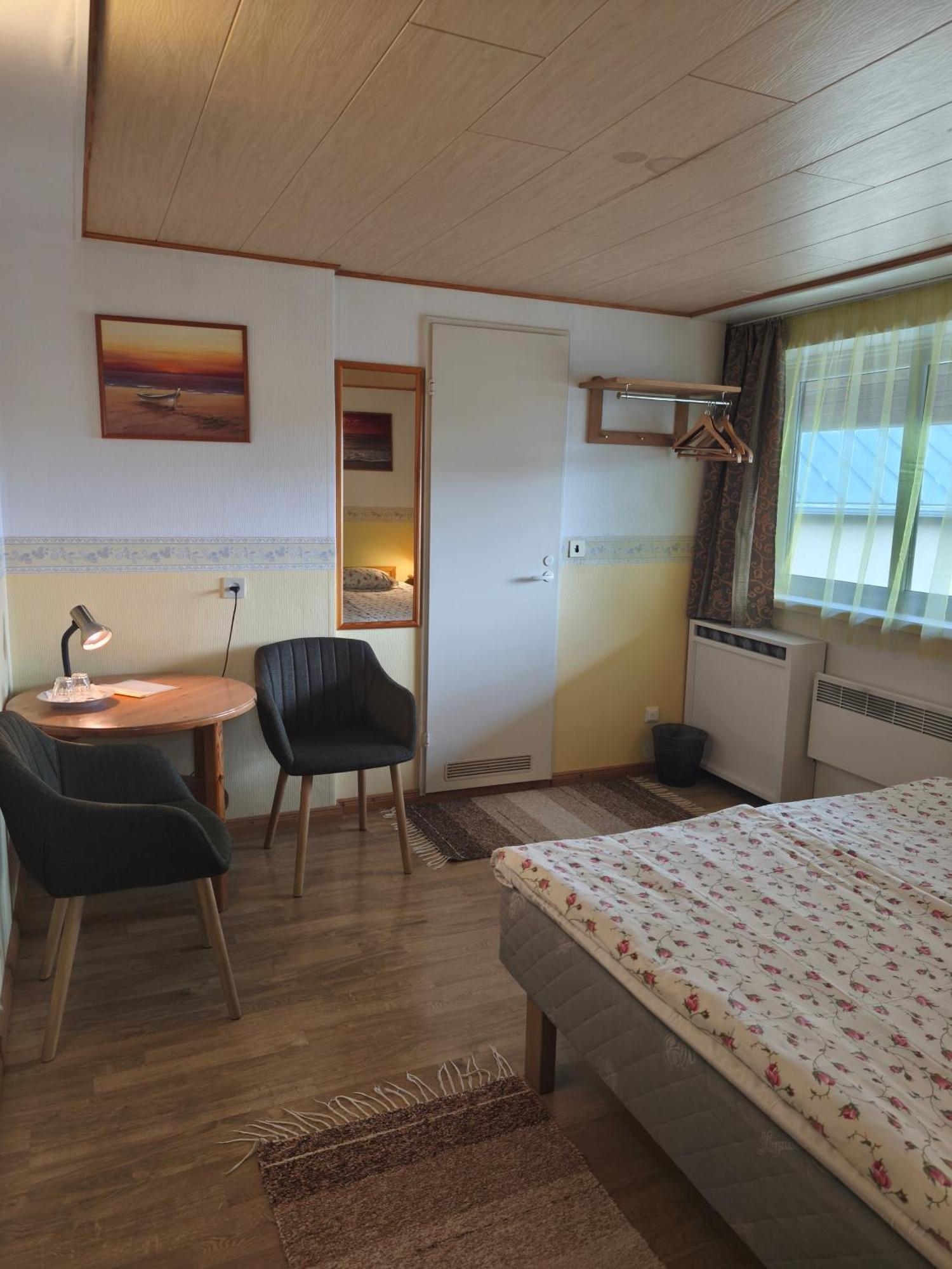 Paerna Guesthouse & Apartments 쿠레사아레 외부 사진