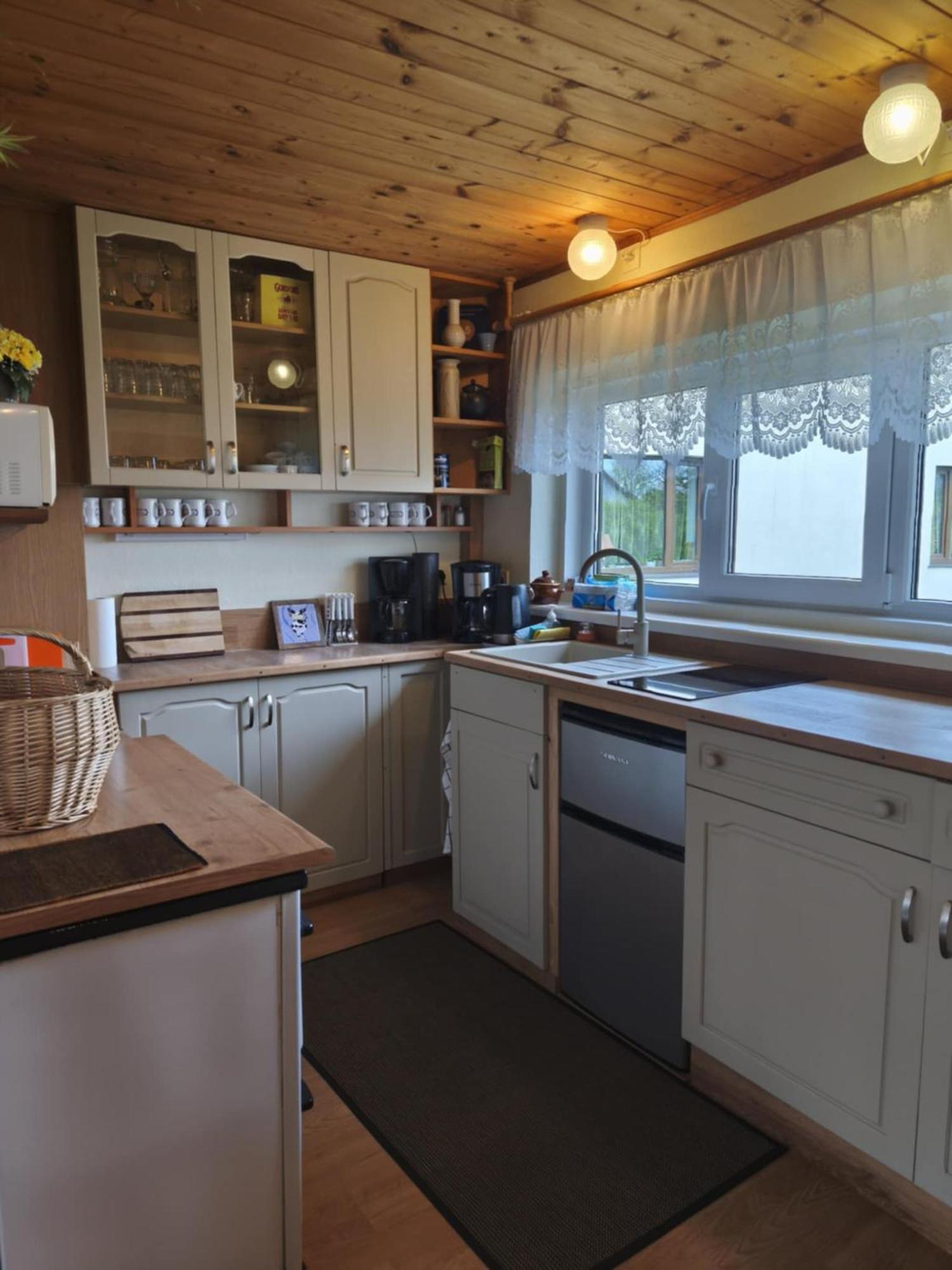 Paerna Guesthouse & Apartments 쿠레사아레 외부 사진